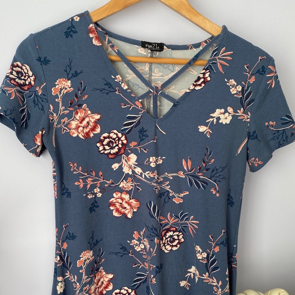 Casual Floral Dress with Criss-across Neckline 🌺